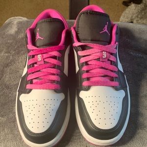 Jordan 1 low se active fuchsia